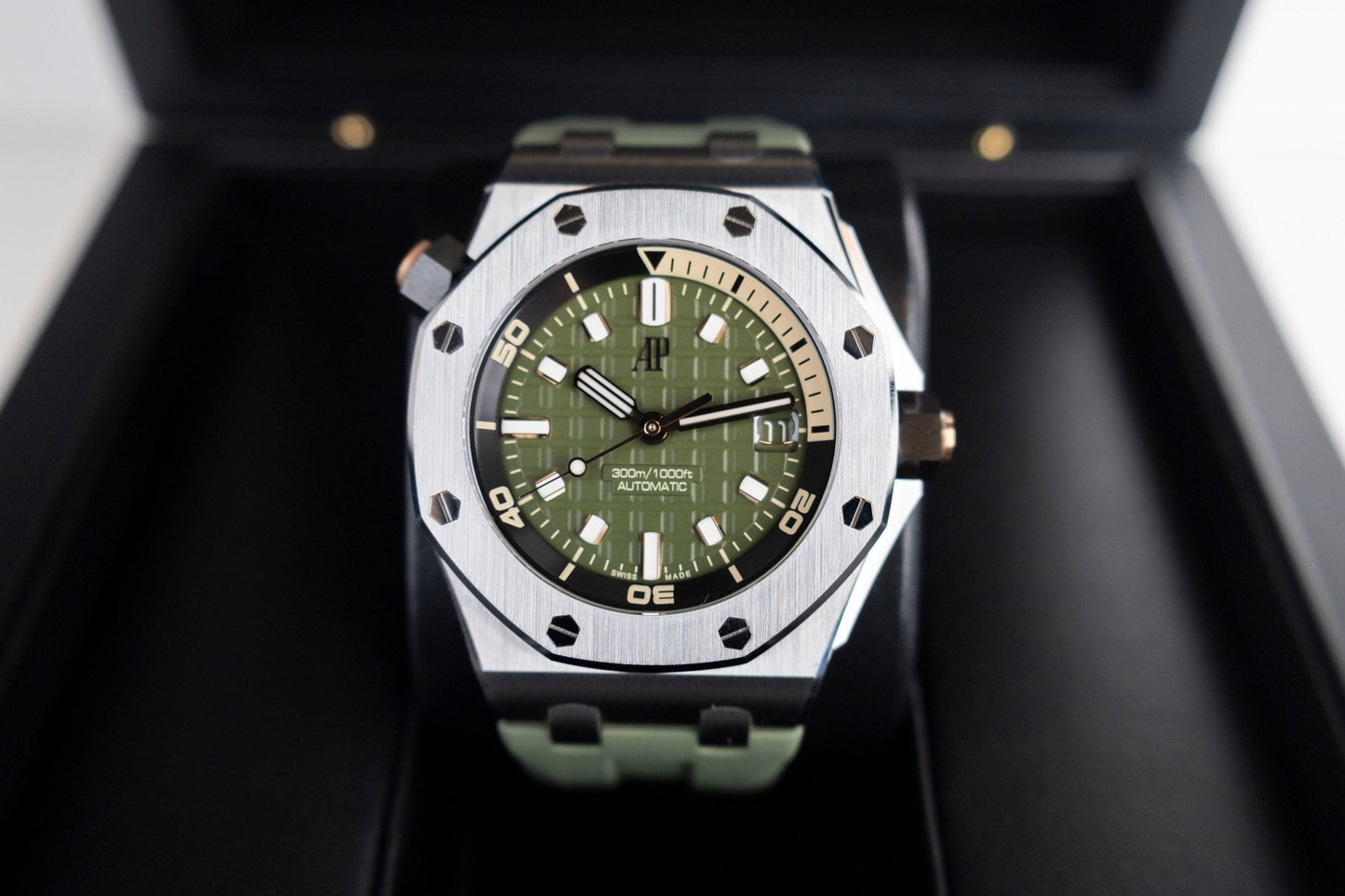 Audemars Piguet Royal Oak Offshore Diver Watch-Green Dial 42mm-15720ST.OO.A052CA.01